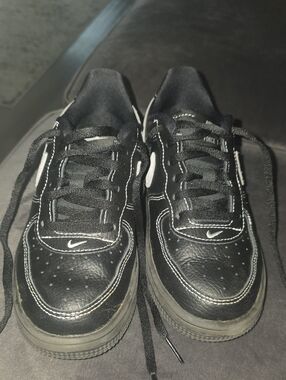 Nike Boy’s Black & Gray Low-Top Sneakers